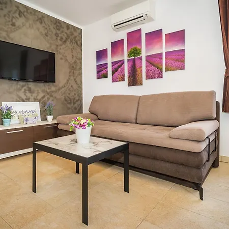 Giardin With Terrace شقة باشْكا