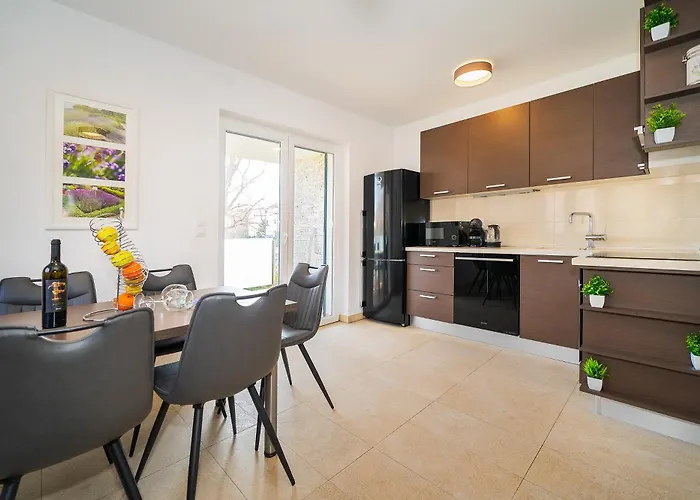 Giardin With Terrace Baška