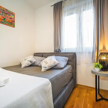 Giardin With Terrace * Baška