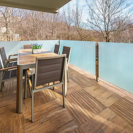 Giardin With Terrace *