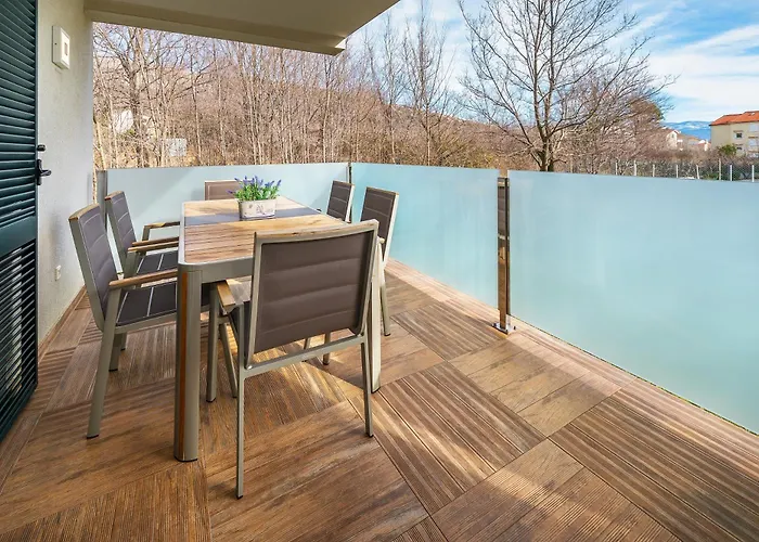 Giardin With Terrace *