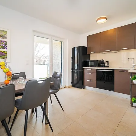 Giardin With Terrace באסקה